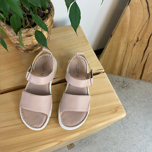 Lækker blød og fleksibel skindsandal i rosa farve fra Relaxshoe