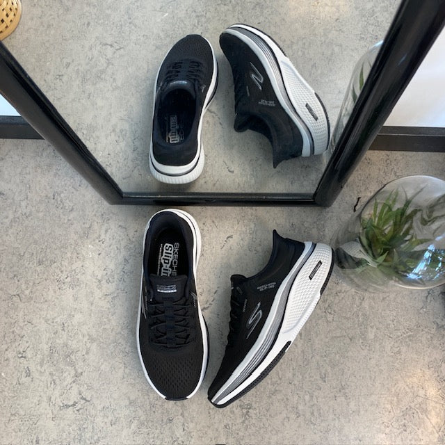 Sort slip-ins sko fra Skechers med elastiksnøre