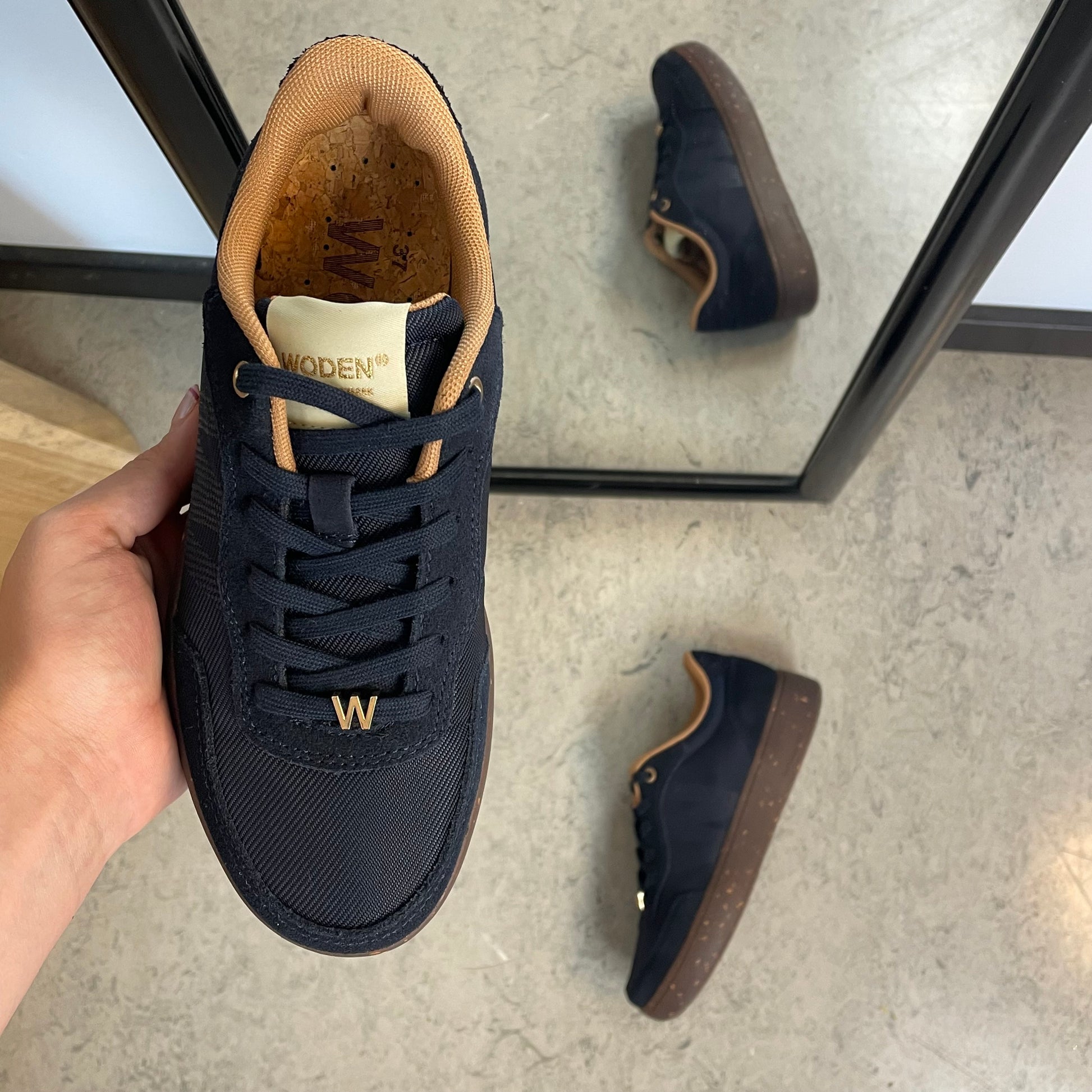 Woden Line Sneak – navy sneaker med gulddetaljer & blød komfort