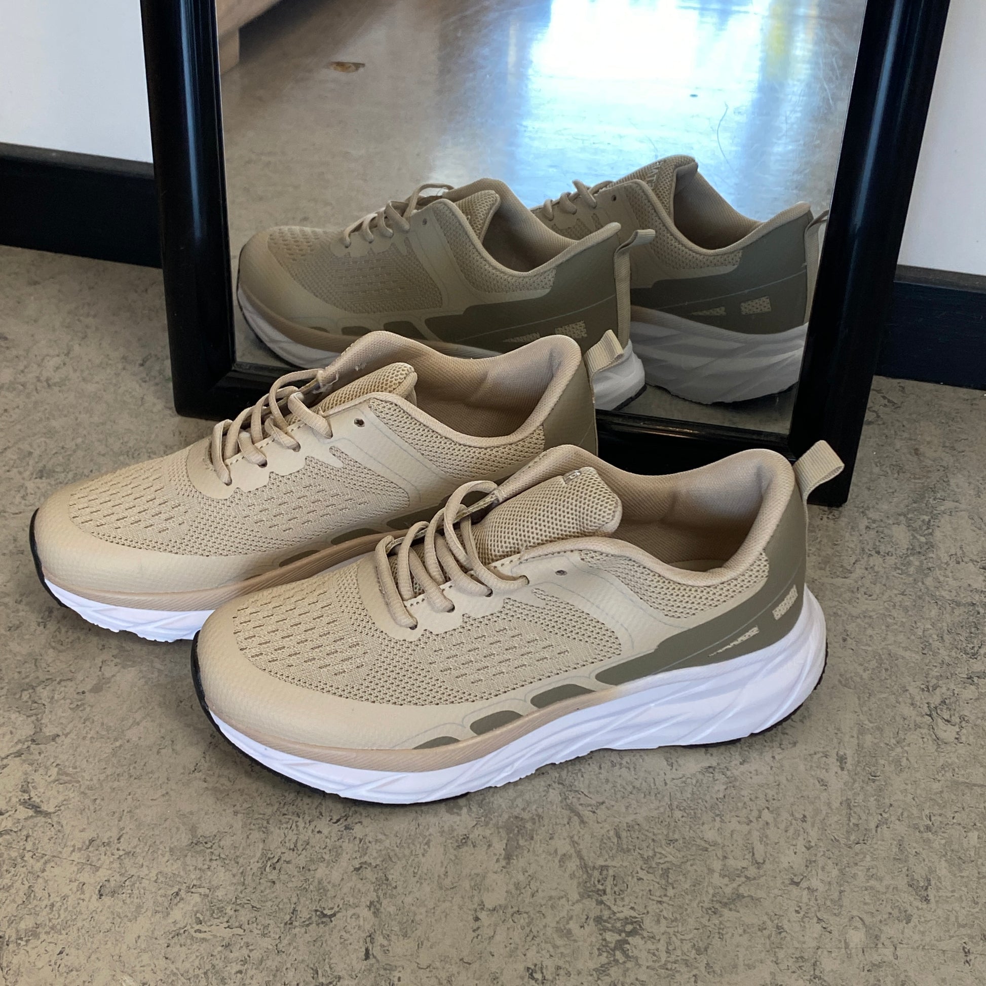 Letvægts komfort sneaker i åndbart mesh med stødabsorbering