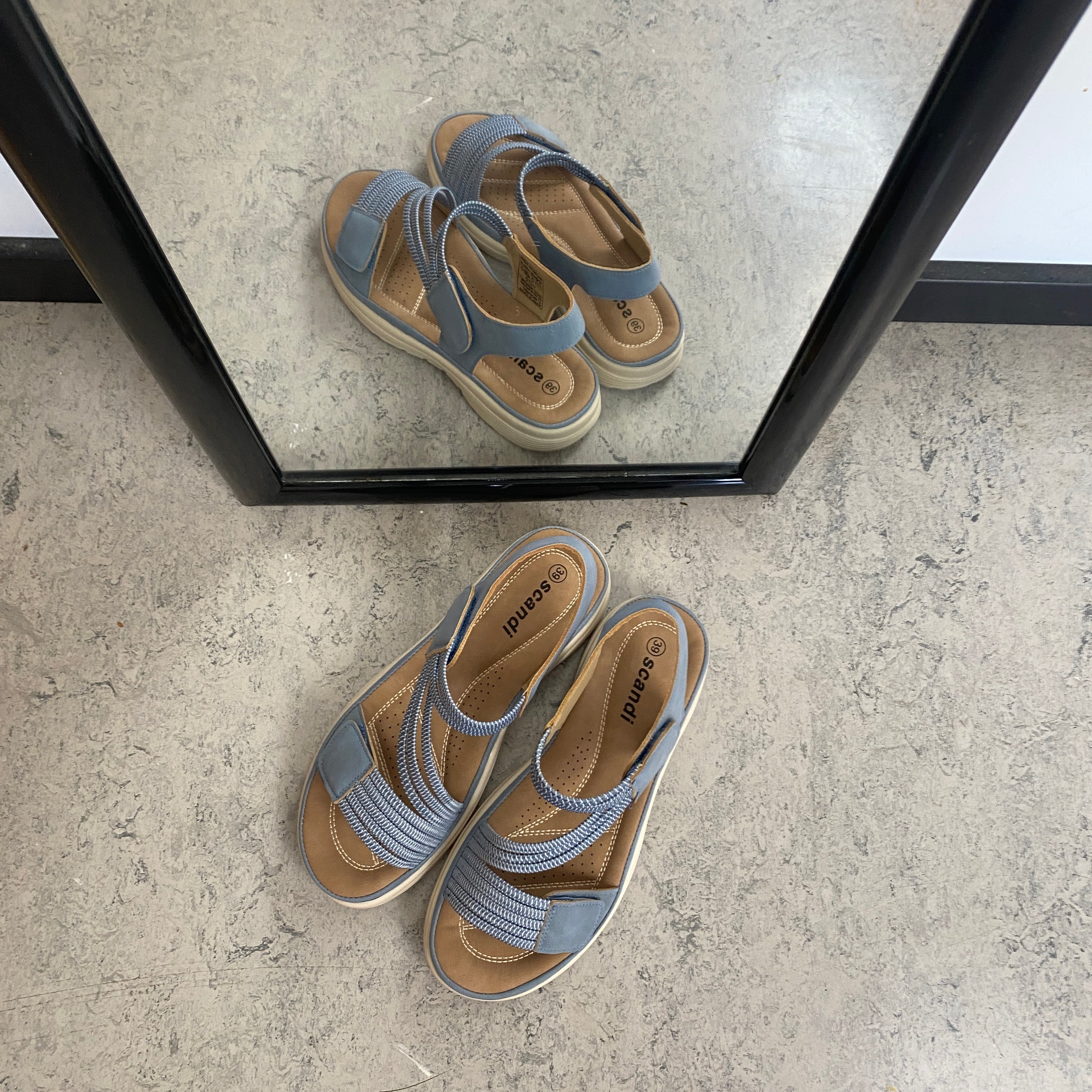 Blå komfort sandal med elastiske remme – let & støttende