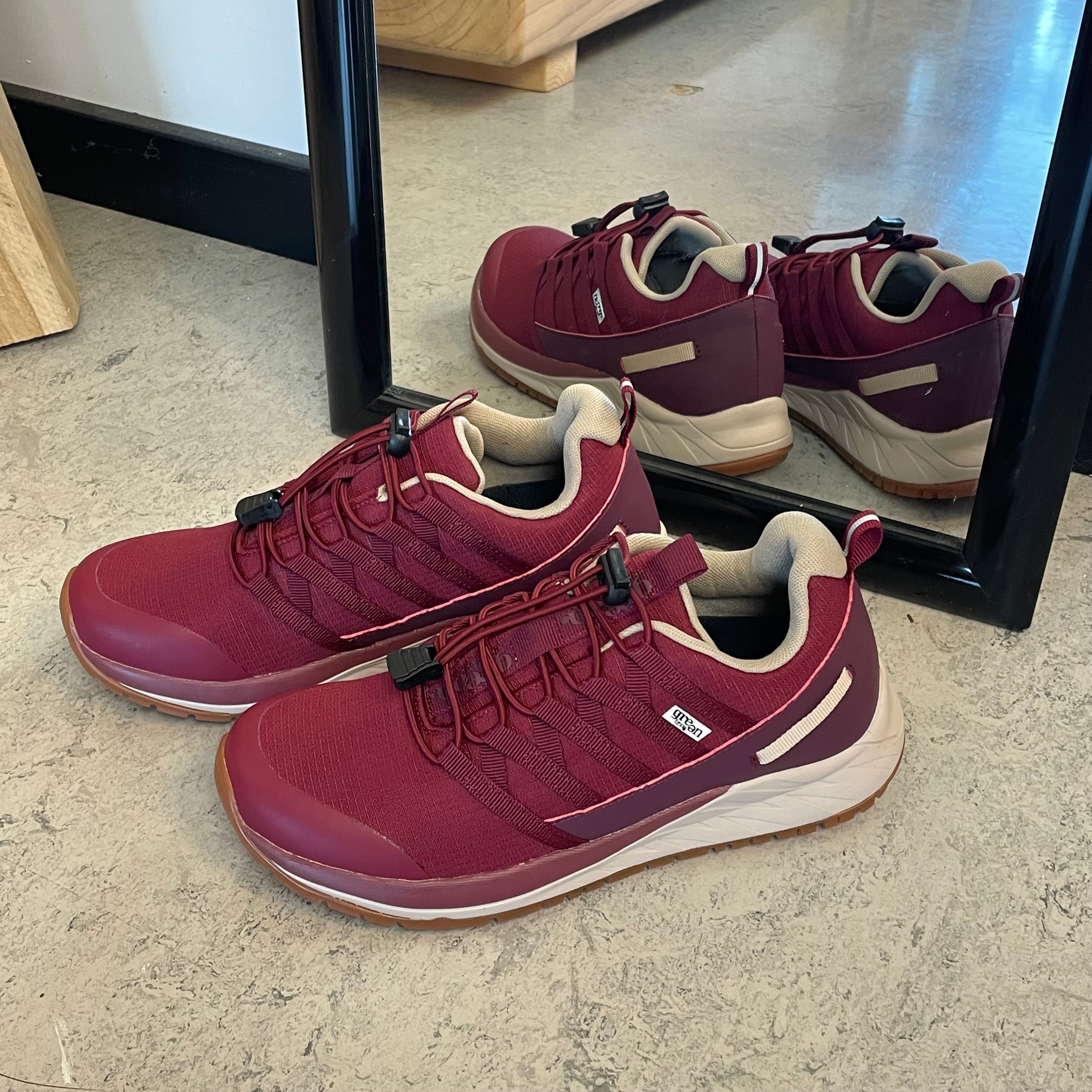 Green Comfort Path Pipi – vinrød outdoor sneaker med H-læst & svangstøtte