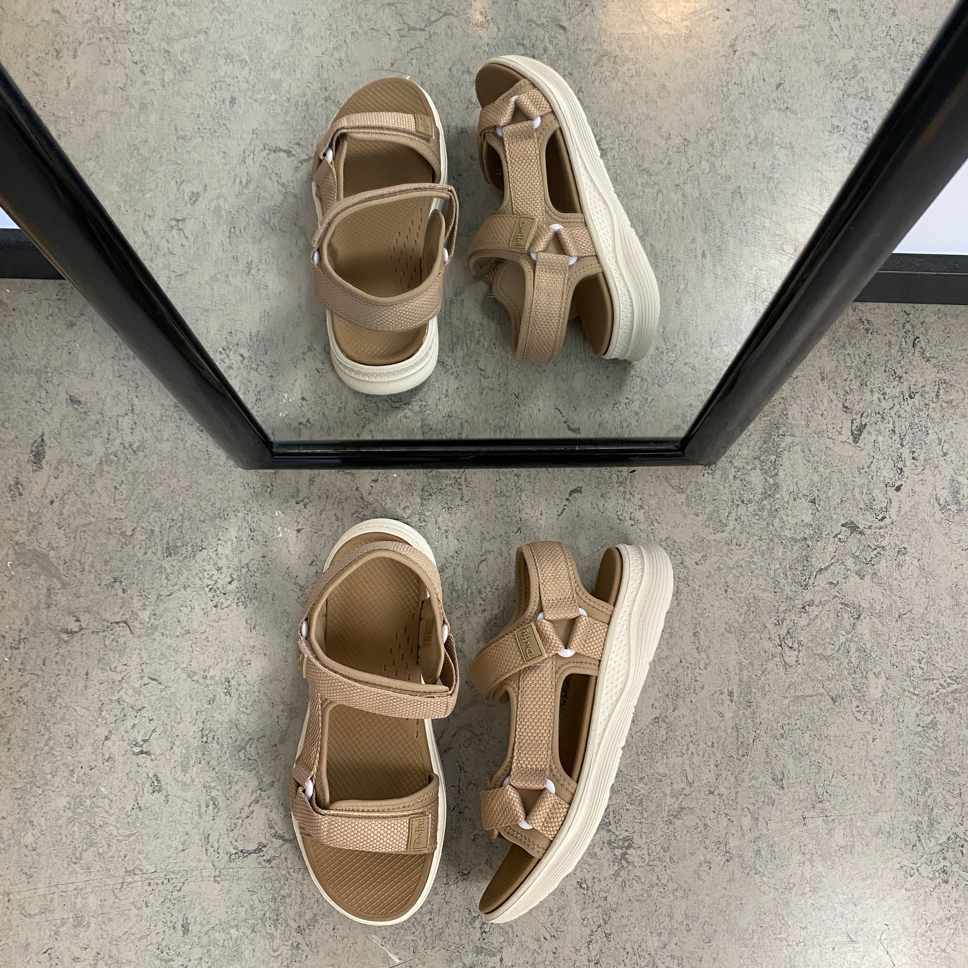 Taupe komfortabel sandal med justerbare remme & let stødabsorbering