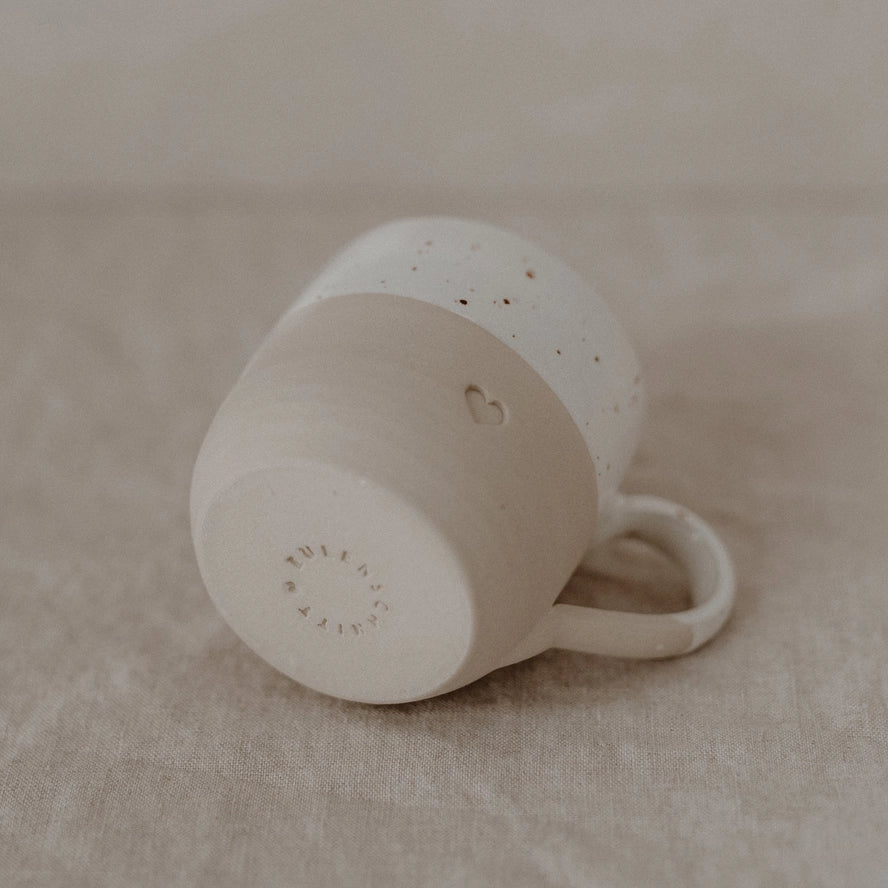 Håndlavet keramik kop med hjerte – stilfuld og hyggelig kaffekop