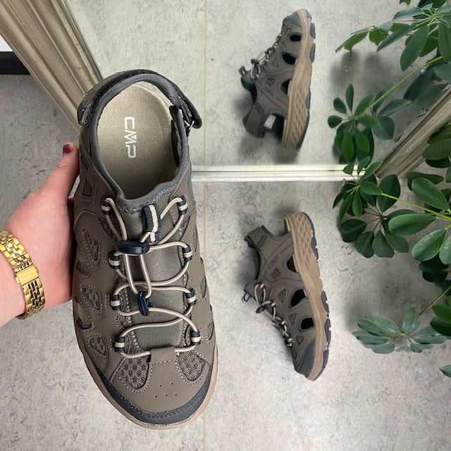 Lukket vandre sandal i brun fra CMP