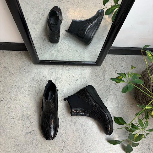 Elegant sort lakstøvle med bred elastikåbning