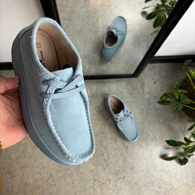 Lyseblå ruskindssko med gængesål og svangstøtte