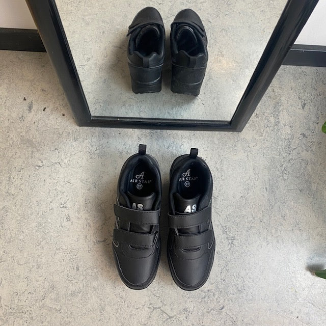 Sort sportssko med velcrolukning og gængesål.