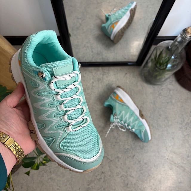 Grøn sko med åndbar overdel og flotte detaljer