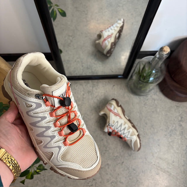 Fleksible beige sneakers med elastiksnørebånd.