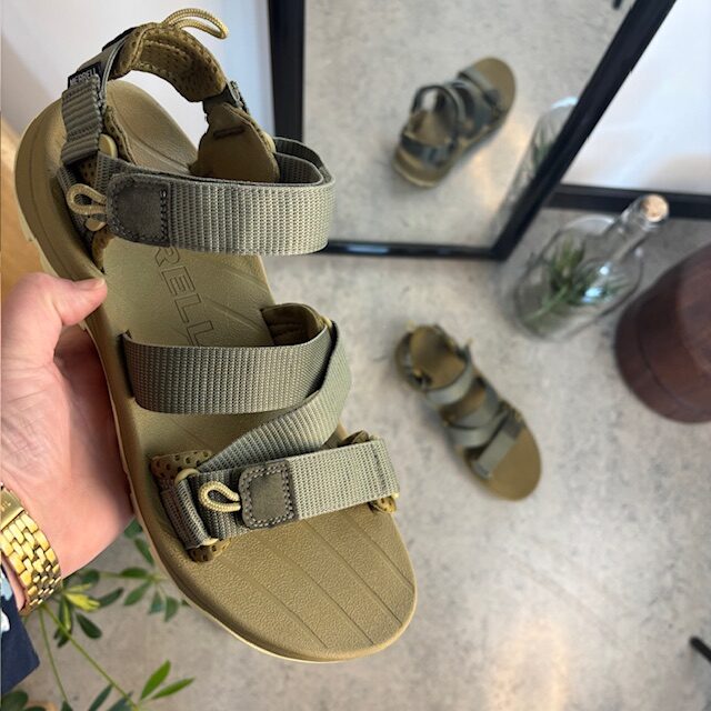 Grøn letvægts vandresandal til mænd med god svangstøtte.