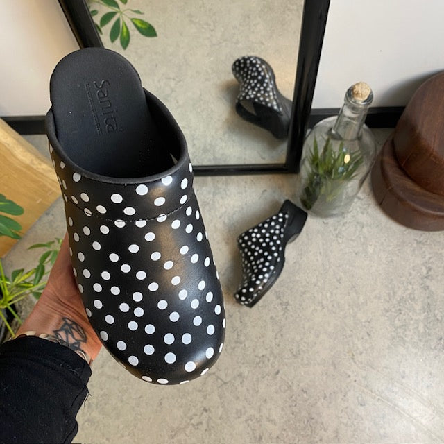 Sanita træsko med sort og hvidt prikmønster