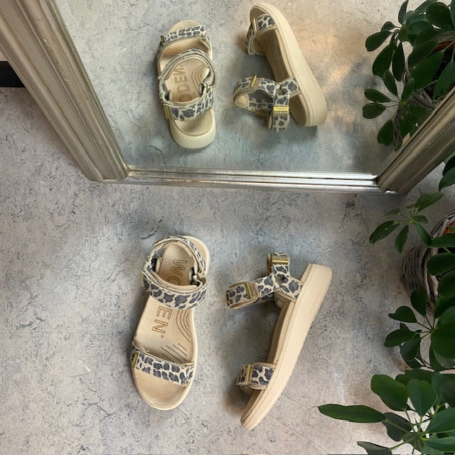 Smart sandal fra Woden med leopartprint