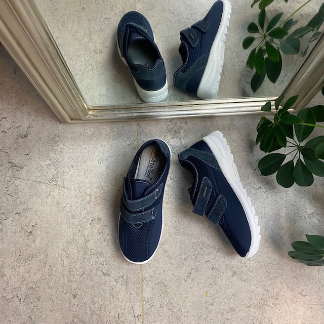 Blå fleksibel sko med skridhæmmende såler