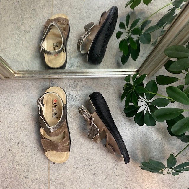 Bred skind sandal med velcro