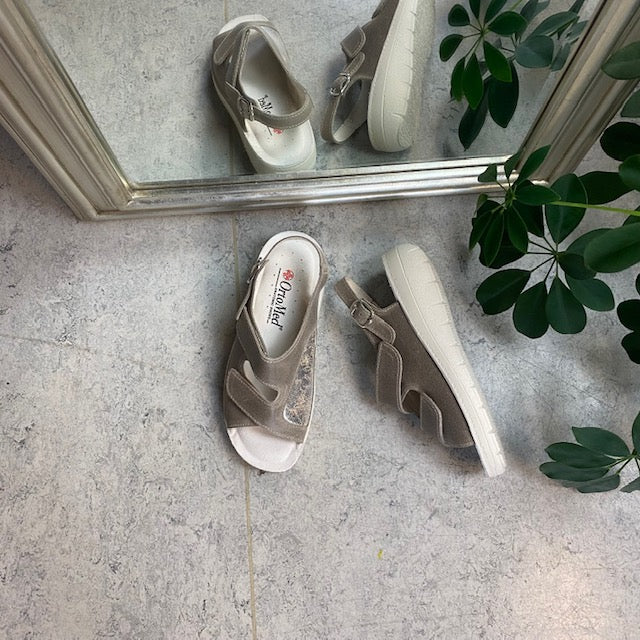 Bred ortopædisk sandal i beige med velcro, svangstøtte & ekstra plads til knyster