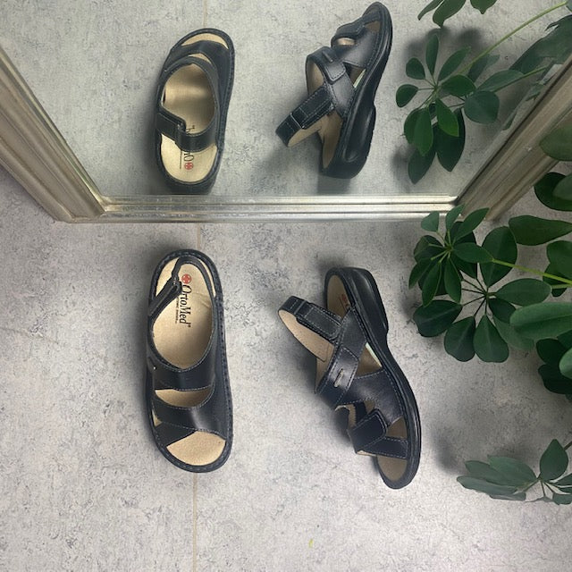 Sort bred skind sandal med velcro