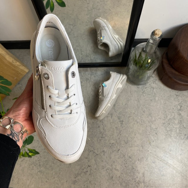 Hvid Remonte sko i skind med fremragende svangstøtte.