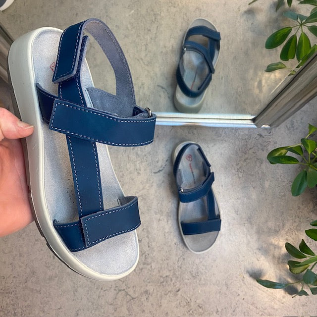 Blå skindsandal med tre justerbare remme og svangstøtte