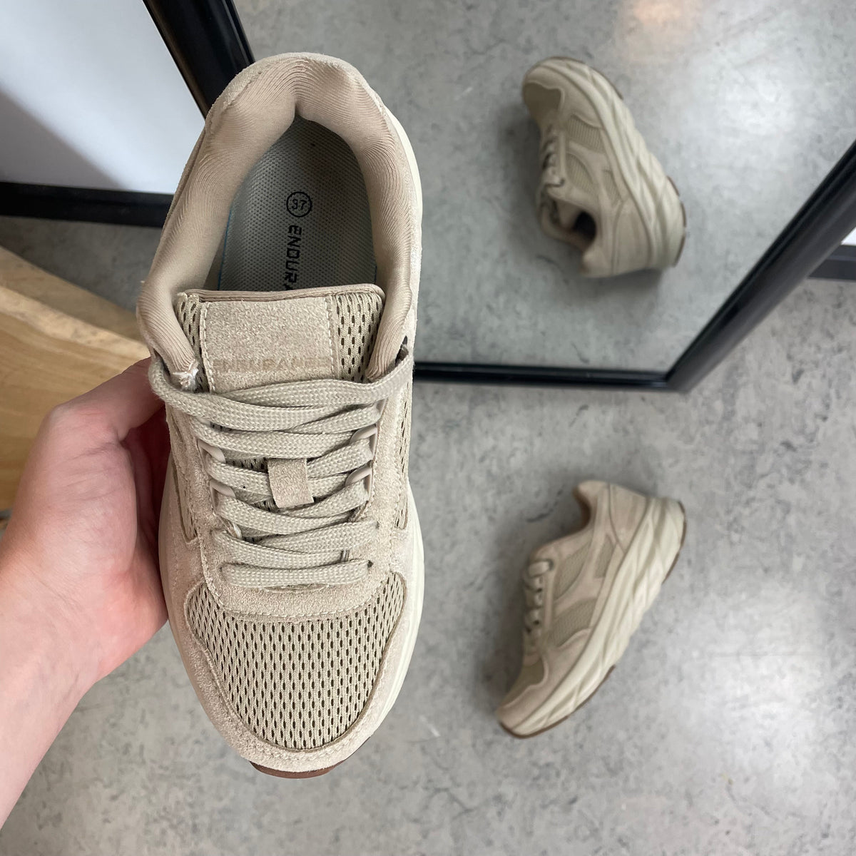Endurance komfortsko til dame – beige sneaker med let & stødabsorberende sål