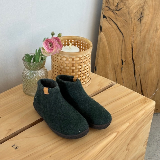 Høj grøn hjemmesko i uld med skridhæmmende såler fra Green Comfort