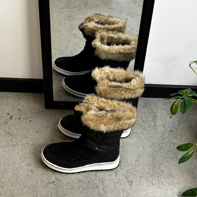 Sort vandtæt vinterstøvle fra Whistler med pels kant