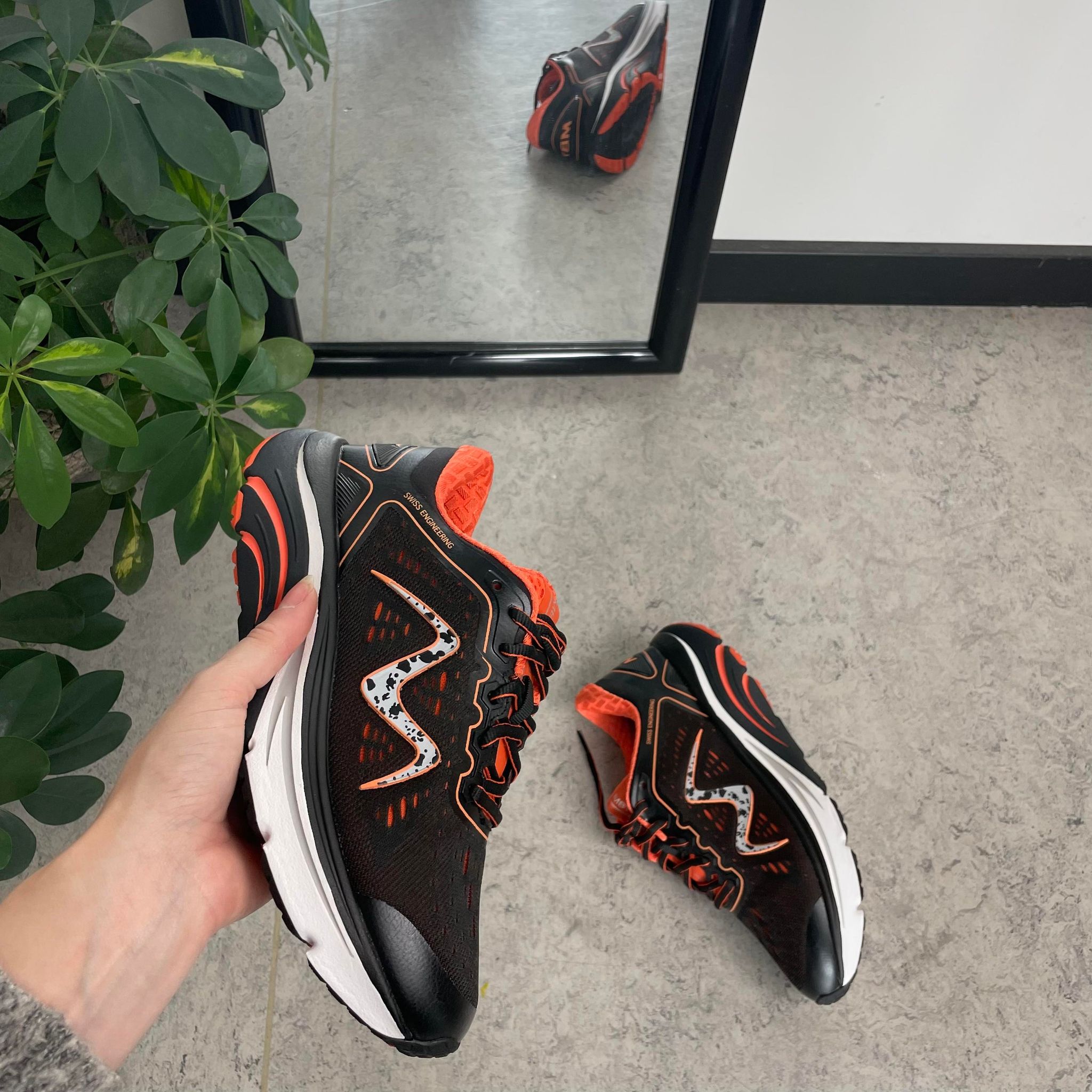 Sort sko fra MBT med fede orange detaljer