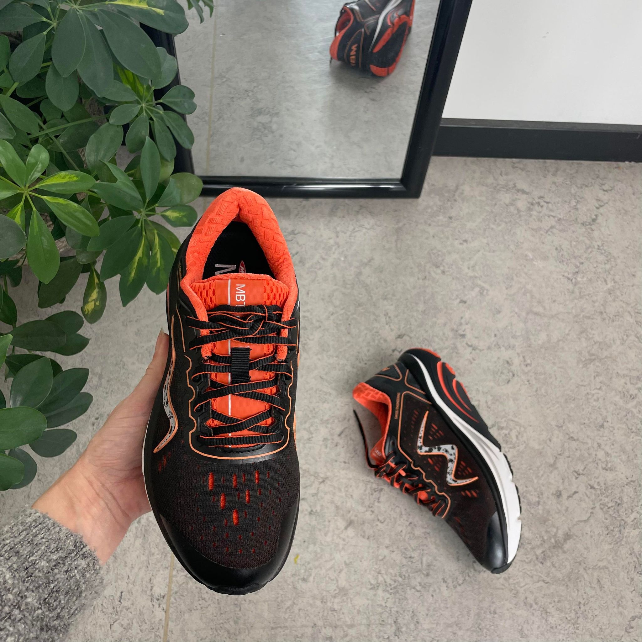 Sort sko fra MBT med fede orange detaljer