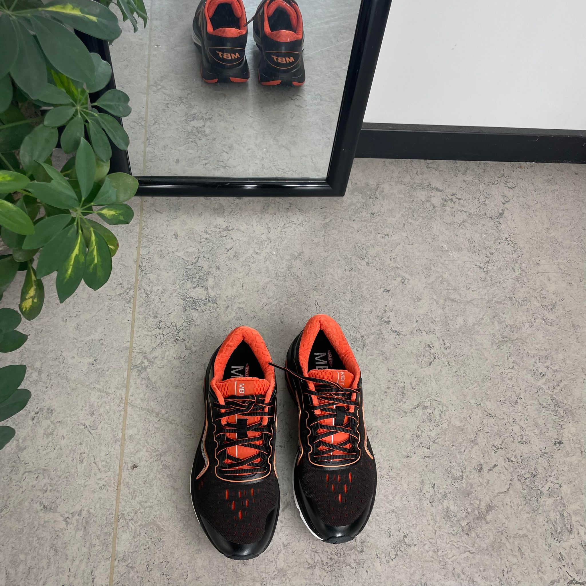 Sort sko fra MBT med fede orange detaljer