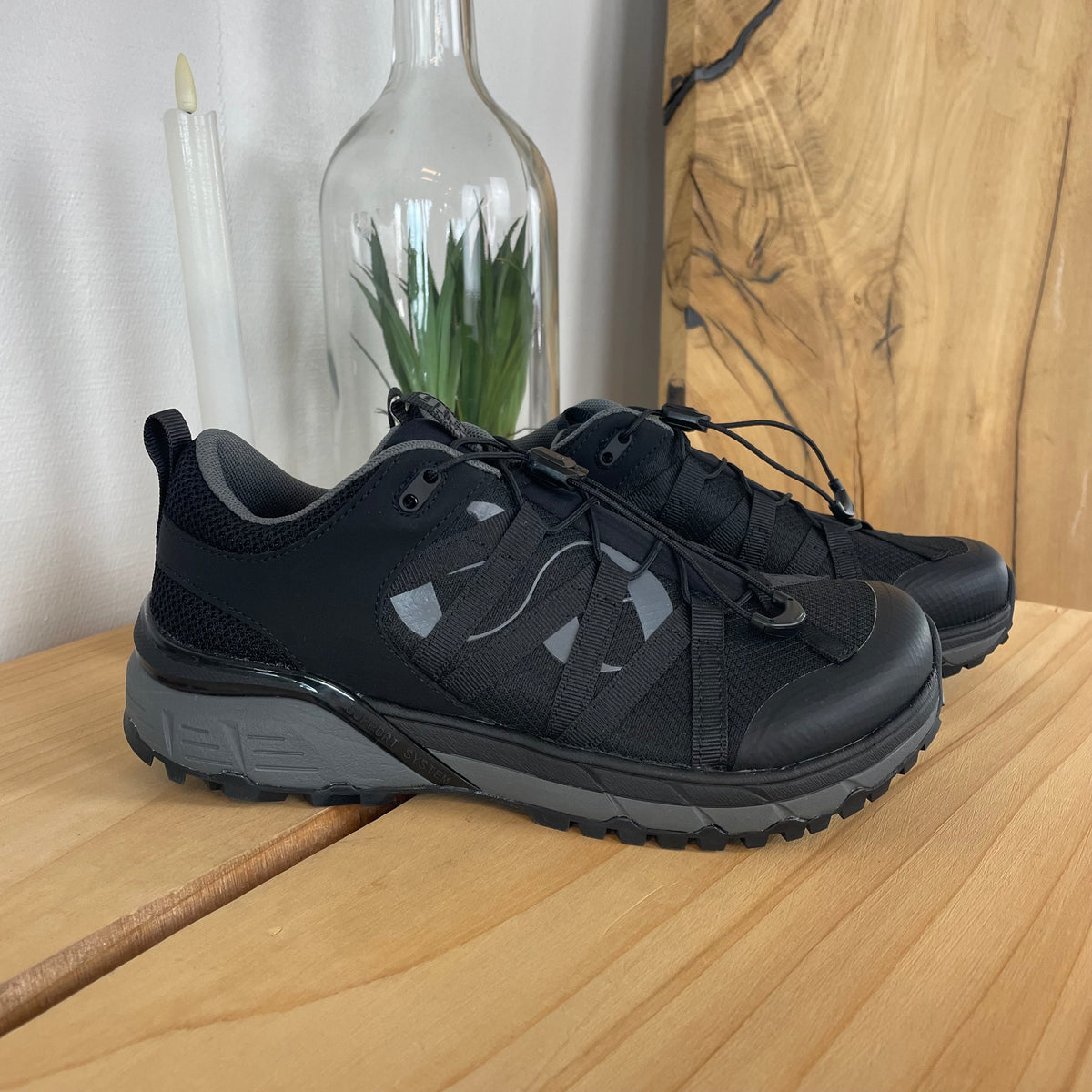 Sort vandafvisende damesko med bred pasform og svangstøtte fra Green Comfort
