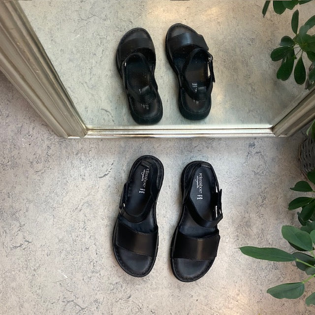 Lækker blød og fleksibel skindsandal i sort fra Relaxshoe