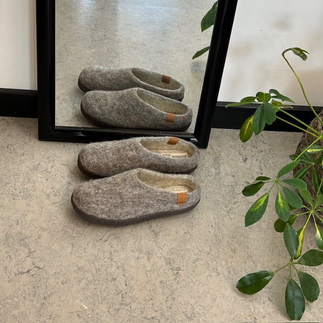 Lav lys grå hjemmesko i uld med skridhæmmende såler fra Green Comfort