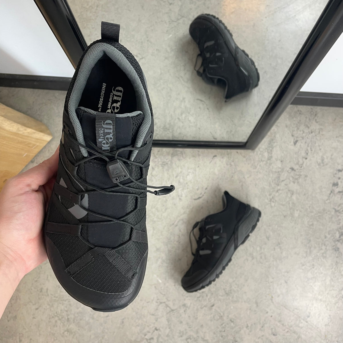 Sort vandafvisende damesko med bred pasform og svangstøtte fra Green Comfort
