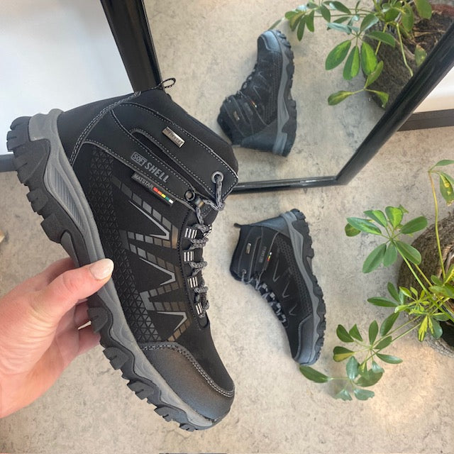 Sort vandrestøvle med overdel i eftergiveligt softshell