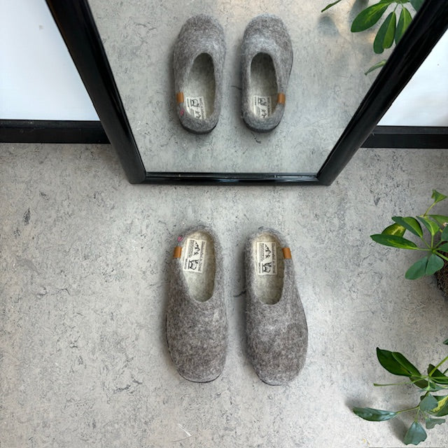 Lav lys grå hjemmesko i uld med skridhæmmende såler fra Green Comfort