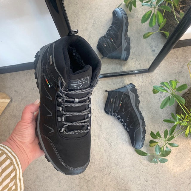 Sort vandrestøvle med overdel i eftergiveligt softshell