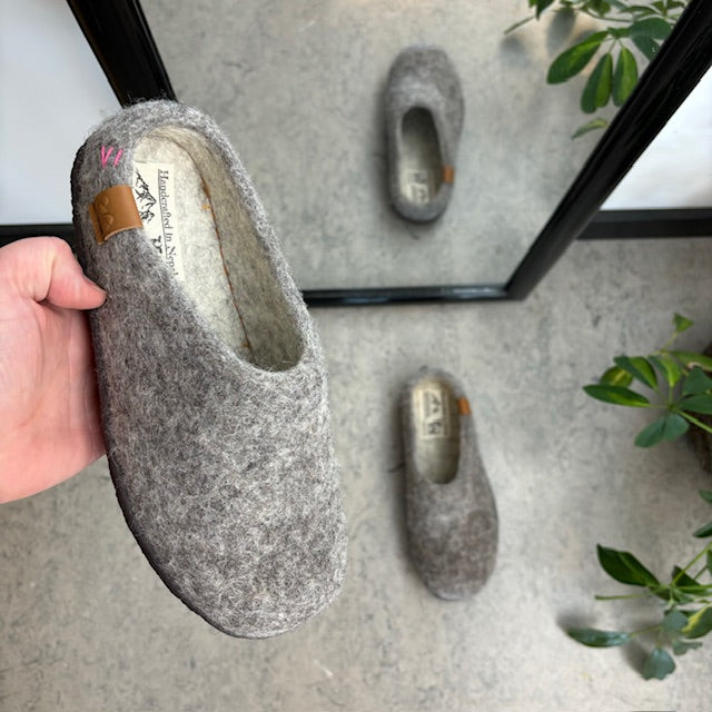 Lav lys grå hjemmesko i uld med skridhæmmende såler fra Green Comfort