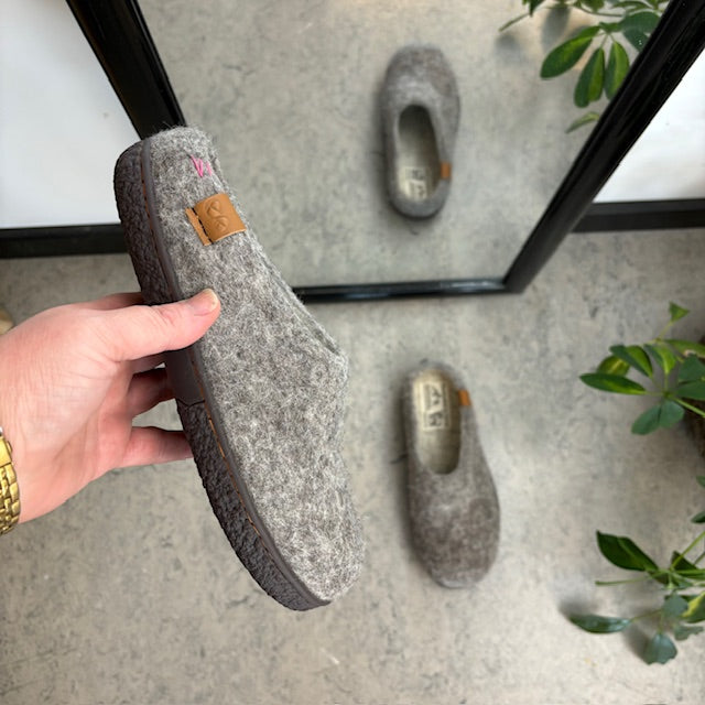 Lav lys grå hjemmesko i uld med skridhæmmende såler fra Green Comfort