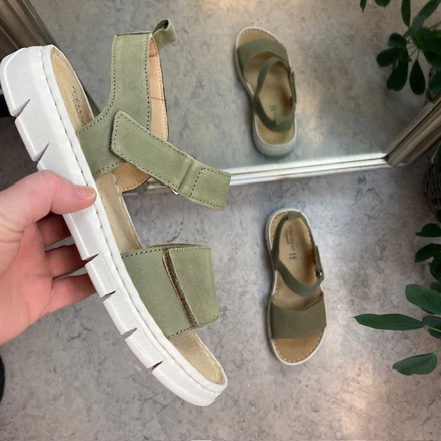 Lækker blød og fleksibel skindsandal i mat grøn fra Relaxshoe
