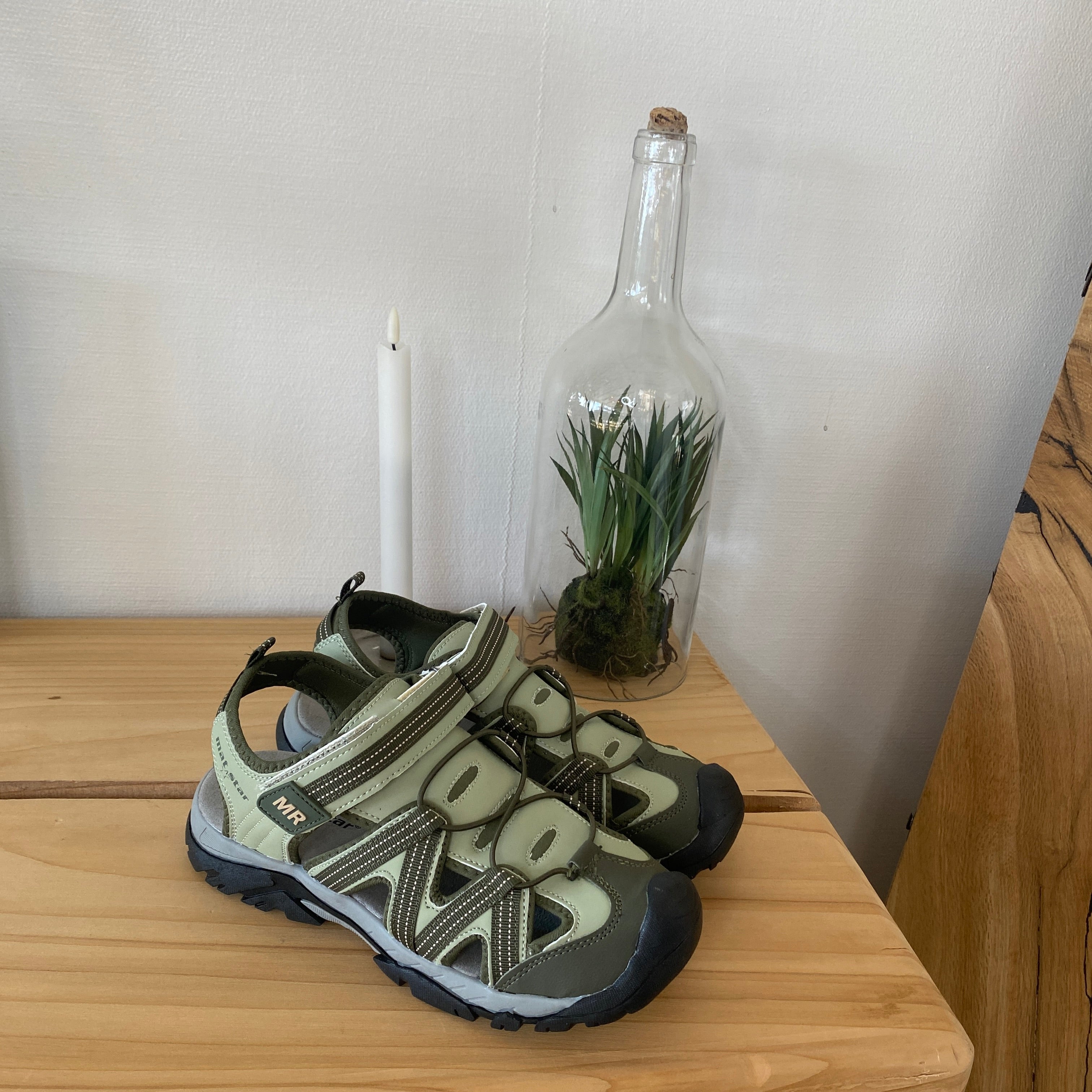 Robust vandresandal i khaki med god støtte