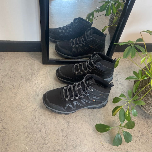 Sort vandrestøvle med overdel i eftergiveligt softshell