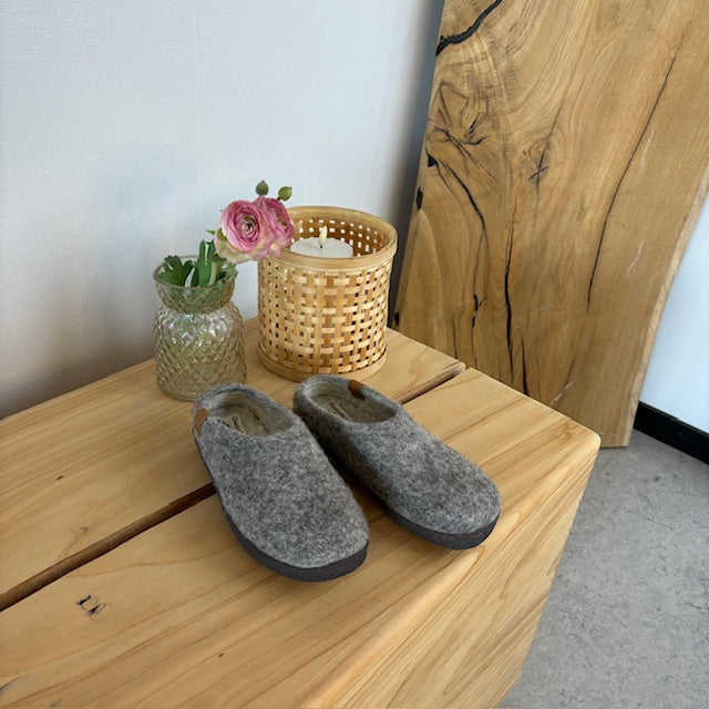 Lav lys grå hjemmesko i uld med skridhæmmende såler fra Green Comfort