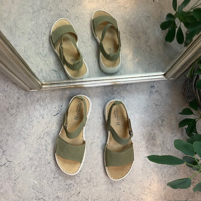 Lækker blød og fleksibel skindsandal i mat grøn fra Relaxshoe