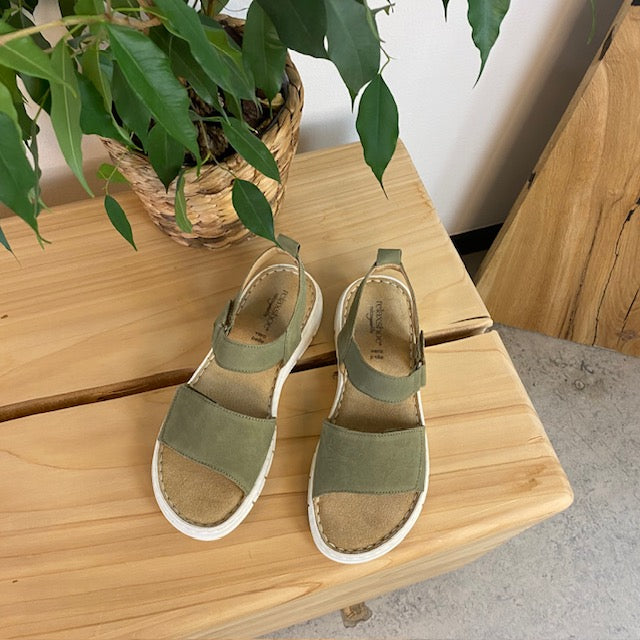 Lækker blød og fleksibel skindsandal i mat grøn fra Relaxshoe