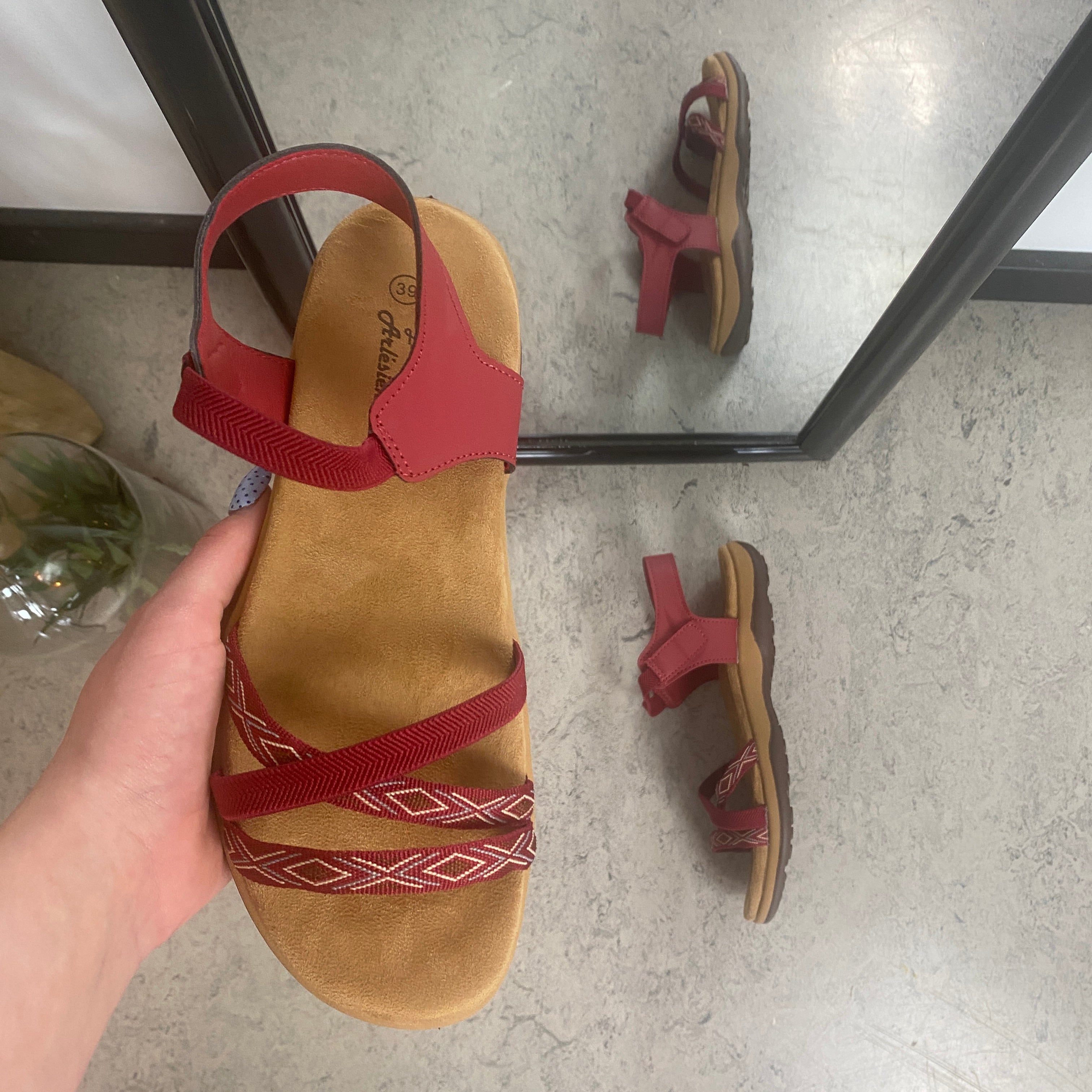 Rød sandal med elastikremme & velcro – feminin & fleksibel til sommeren