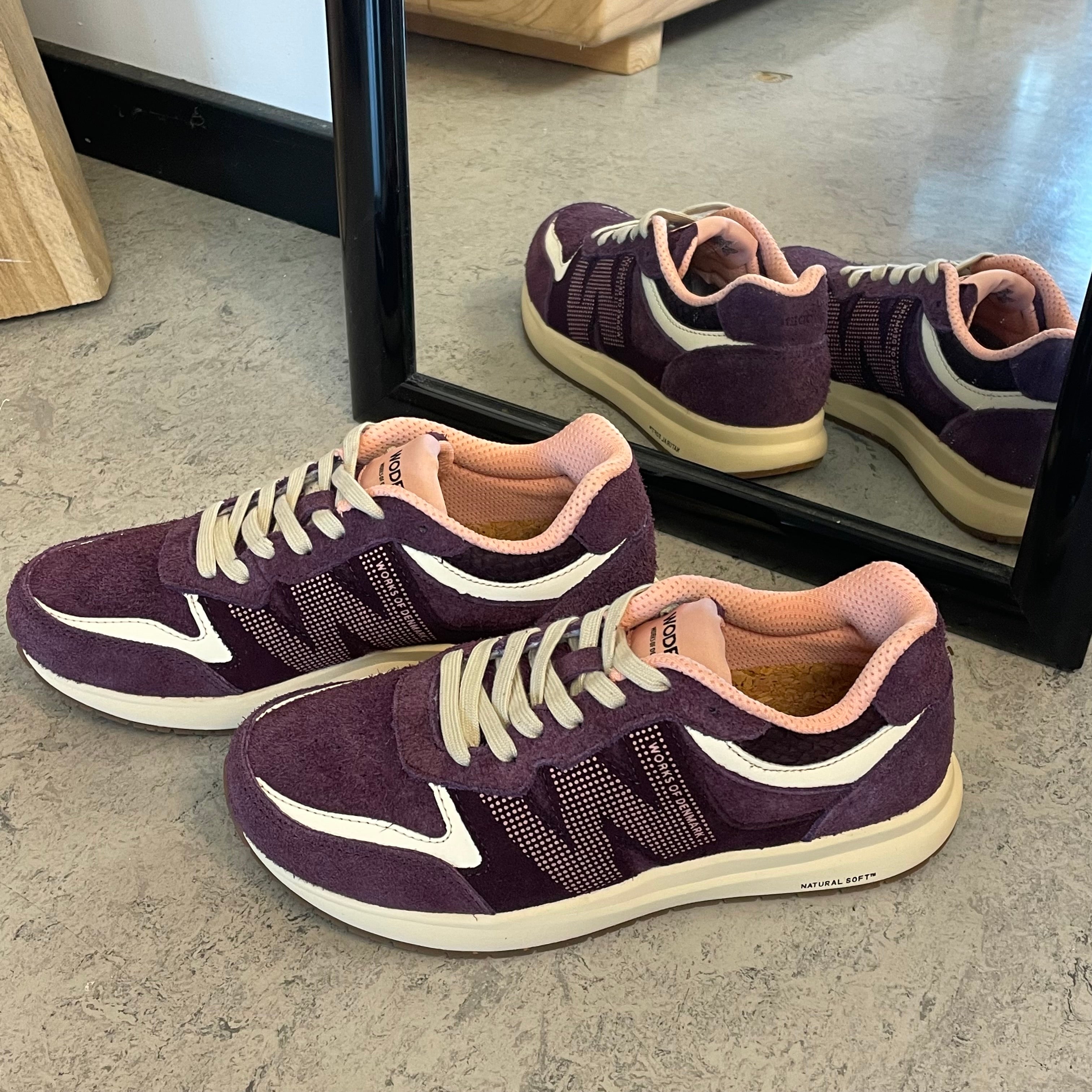 Woden Rigmor Suede – lyngfarvet sneaker i ruskind med blød komfort