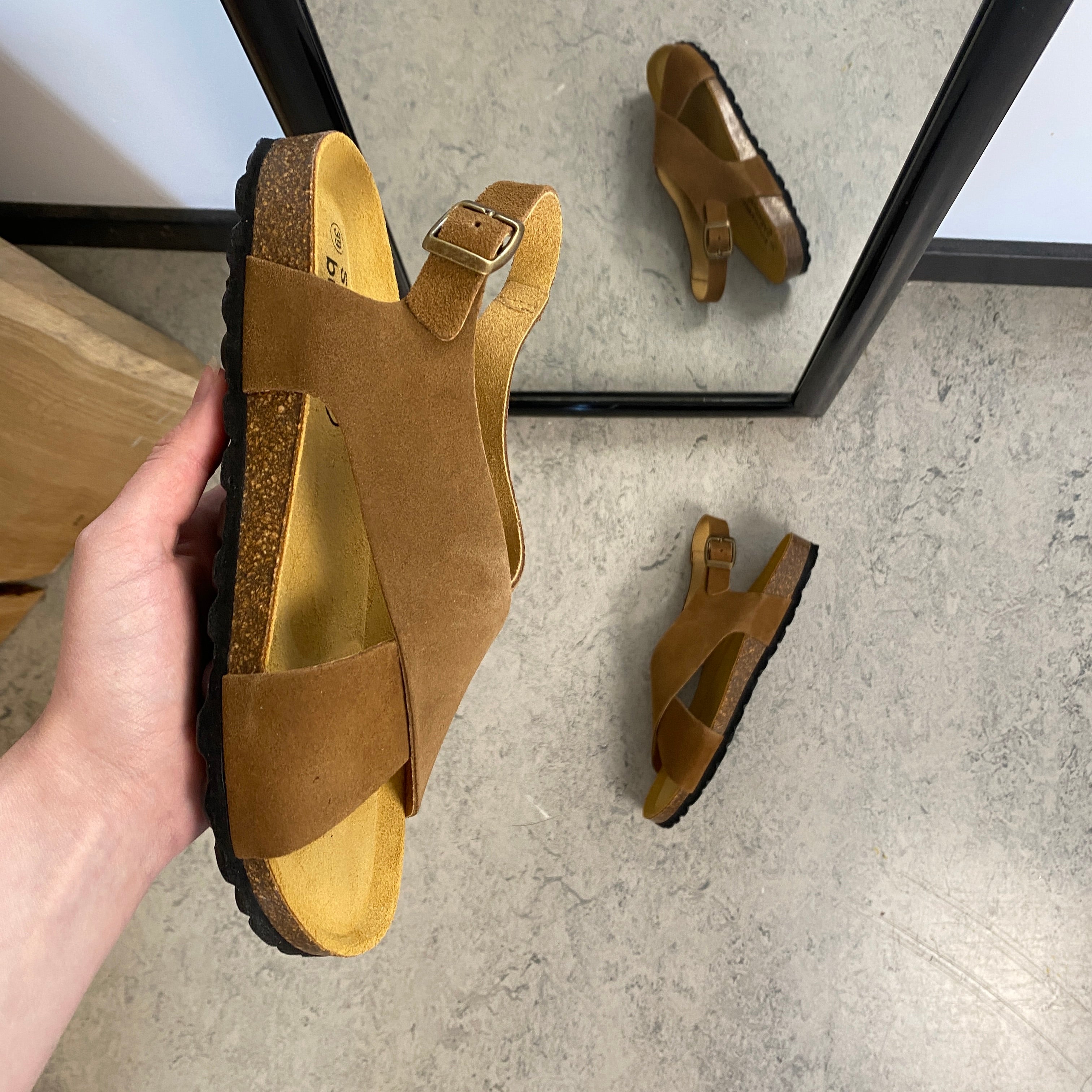 Serraje Roble – brun sandal med krydsremme & bagrem | Sygeplejebutikken