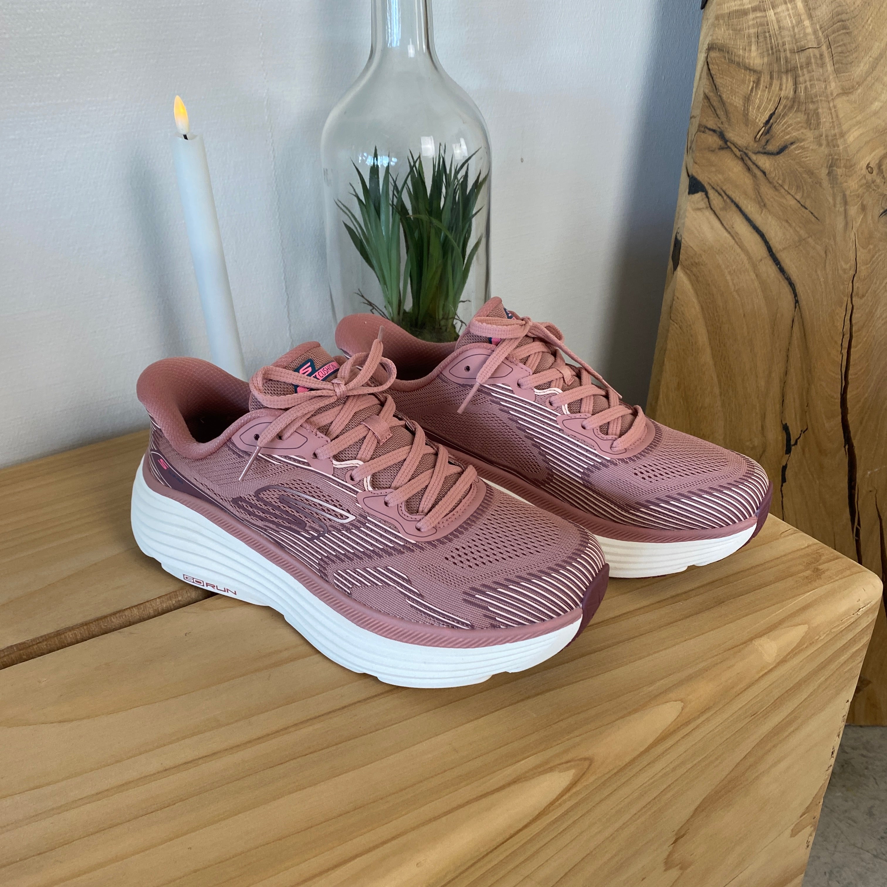 Skechers Max Cushioning Rosa slip on sneaker med maksimal stødabsorbering