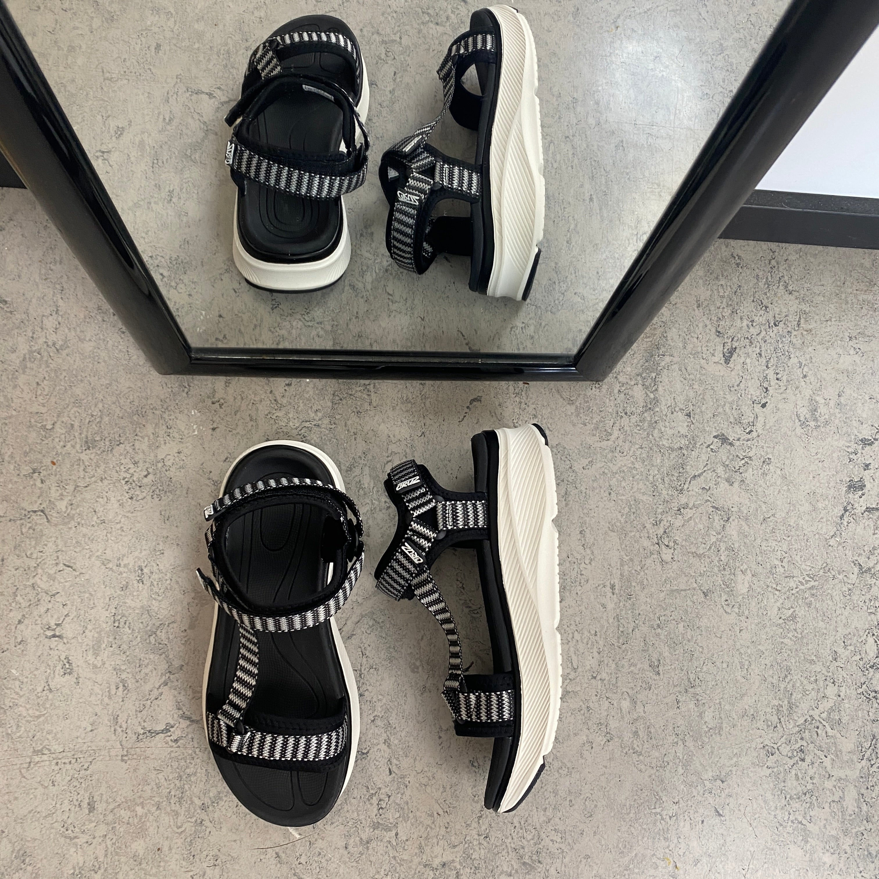Cruz sandal i sort – Stabil komfort i klassisk design