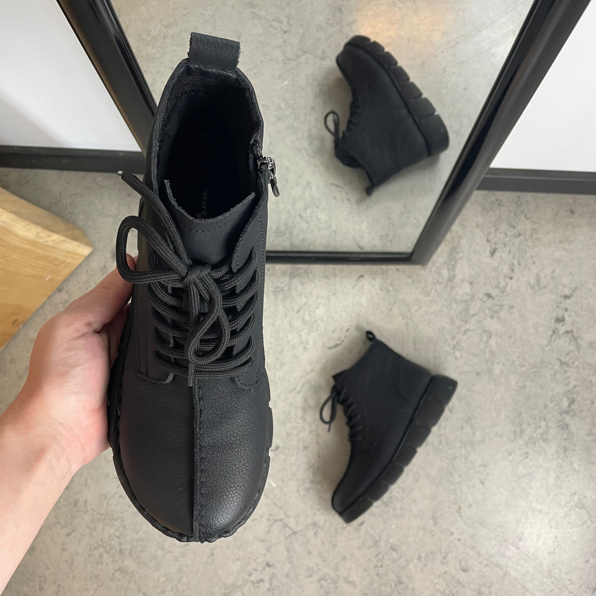 Sort skindstøvle med ultrablød sål, snøre og lynlås